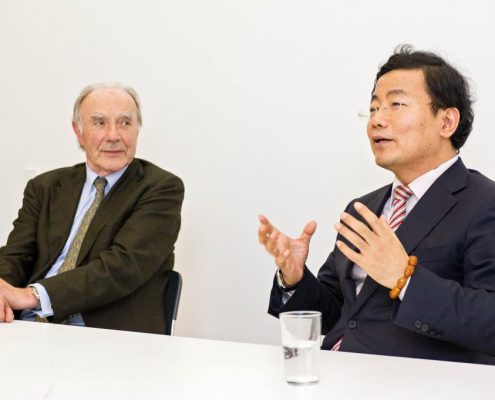 Professor Gerhardt und der Chinesische Konsul im Gespräch beim Vortrag zum Themenland China © Uli Benz